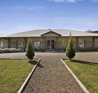 Collins Retreat - 4 Bedroom home with Pool - Accommodation Batemans Bay