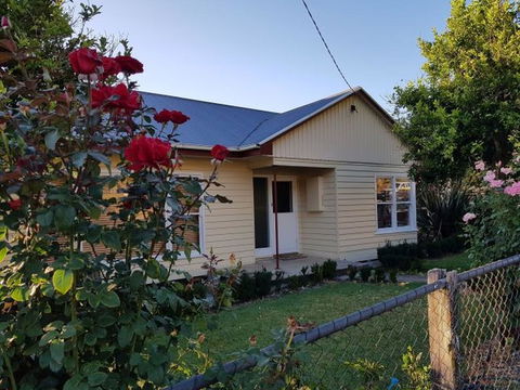 Cottage On Main - Accommodation Batemans Bay 0