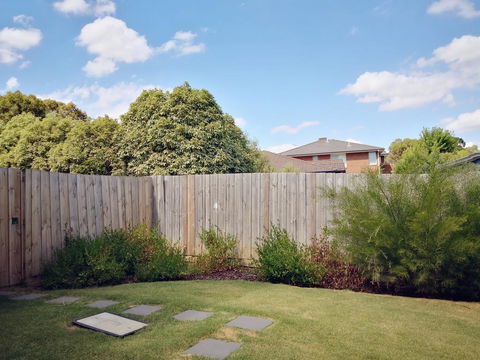 Delicate And Peaceful Bundoora Townhouse 20-R2 - Accommodation Batemans Bay 0