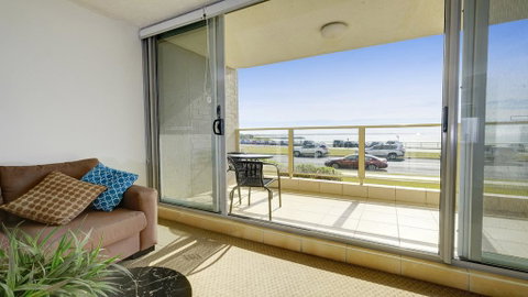 Ebbtide 2 - On Main Beach! - Accommodation Batemans Bay 2