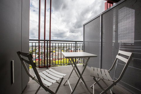 Elegant 2BR@Footscray Station - Accommodation Batemans Bay 1