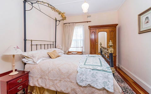 Eliza 1875 Red Brick Duplex Townhouse - Accommodation Batemans Bay 3