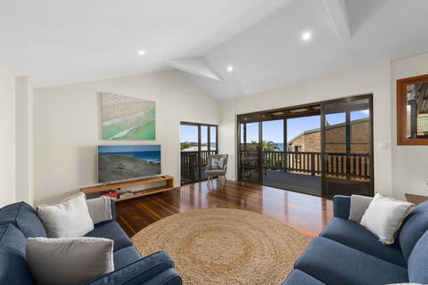 Emerald Seas Beach House - Accommodation Batemans Bay 0