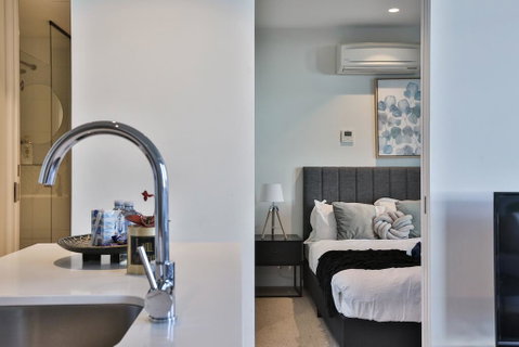 EQ TOWER Melbourne CBD APT - Accommodation Batemans Bay 1