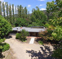 Farrington House - On the banks of the Ovens River - Accommodation Batemans Bay