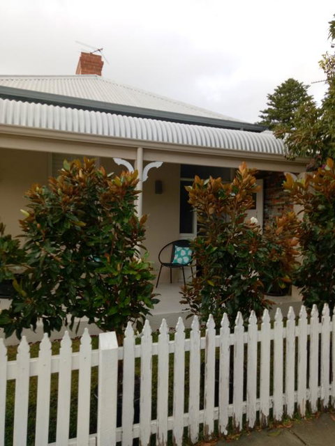 FUNKY COTTAGE - Accommodation Batemans Bay 0