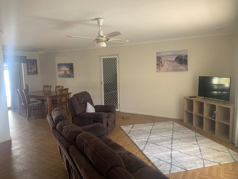 Gin Gin Budget Accommodation - Accommodation Batemans Bay 2