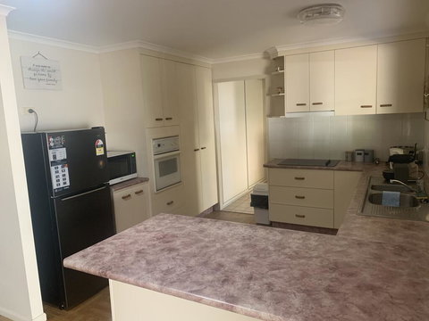 Gin Gin Budget Accommodation - Accommodation Batemans Bay 3