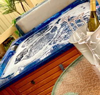 Glenway House Spa Oasis Rockingham - Accommodation Batemans Bay