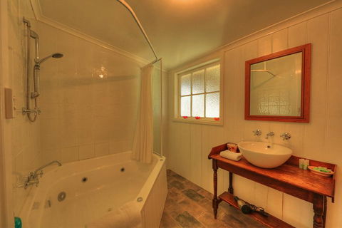 Grace's Spa Cottage - Accommodation Batemans Bay 3