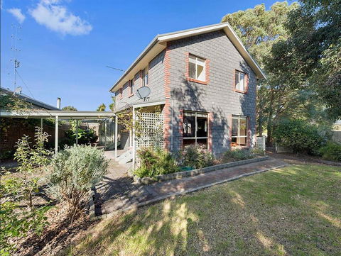 GUMS & ROSES - Family Home In The Heart Of Town. - Accommodation Batemans Bay 1