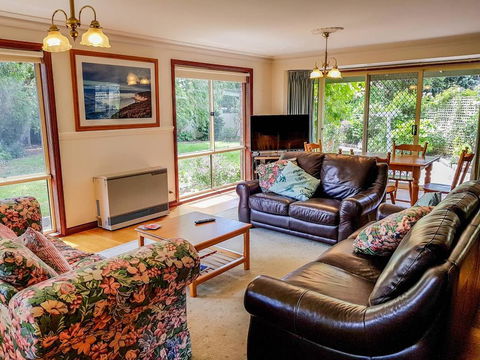 GUMS & ROSES - Family Home In The Heart Of Town. - Accommodation Batemans Bay 0