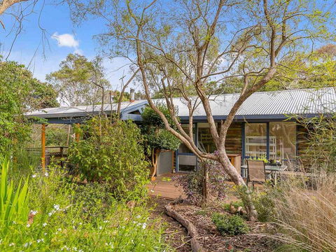 Hakea Bush Cabin - Accommodation Batemans Bay 0