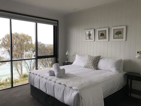 Hamptons On The Bay - Accommodation Batemans Bay 1