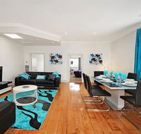 Hidden Gem in Cafe Strip Chadstone  King Bed - Accommodation Batemans Bay