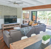 Hideaway At Hodgens Walk to Beach Happy Valley and Bulcock St With Backyard - Accommodation Batemans Bay