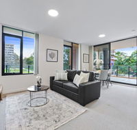 HomeHotel walking distance to Train and Westfield. - Accommodation Batemans Bay