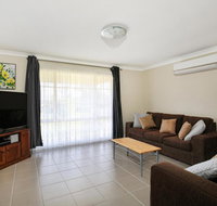 Kingfisher - Pet-Friendly - 10 Mins to Hyams Beach - Accommodation Batemans Bay