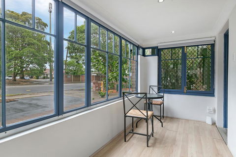 KOZYGURU ARNCLIFFE SYDNEY AIRPORT RENOVATED COTTAGE 3 BED HOUSE NAR232 - Accommodation Batemans Bay 2