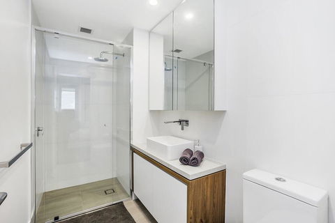 KOZYGURU FORTITUDE VALLEY 2 BED DESIGNER APT + FREE PARKING QFV179-803 - Accommodation Batemans Bay 2
