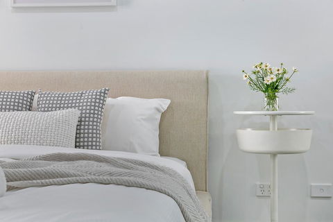 KOZYGURU MASCOT WALK TO STATION MODERN DESIGNER 2 BED APT FREE PARKING NMA260-312 - Accommodation Batemans Bay 1