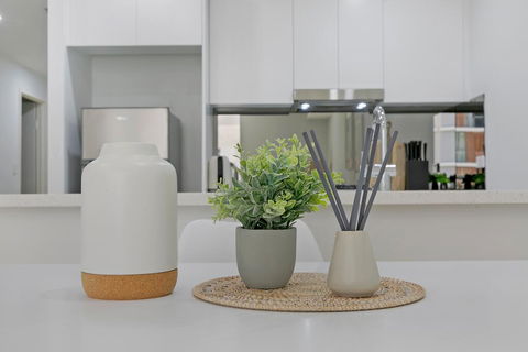 KOZYGURU MASCOT WALK TO STATION MODERN DESIGNER 2 BED APT FREE PARKING NMA260-312 - Accommodation Batemans Bay 2