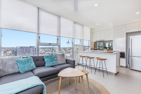 KOZYGURU NEWSTEAD DESIGNER 2 BED APT FREE PARKING POOL + GYM QNE088 - Accommodation Batemans Bay 0