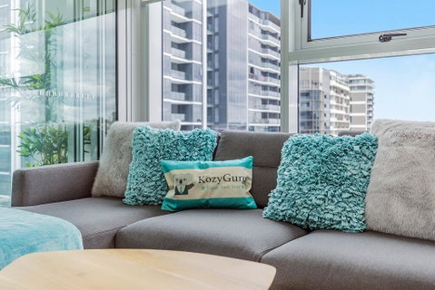 KOZYGURU NEWSTEAD DESIGNER 2 BED APT FREE PARKING POOL + GYM QNE088 - Accommodation Batemans Bay 2