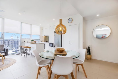 KOZYGURU NEWSTEAD DESIGNER 2 BED APT FREE PARKING POOL + GYM QNE088 - Accommodation Batemans Bay 3