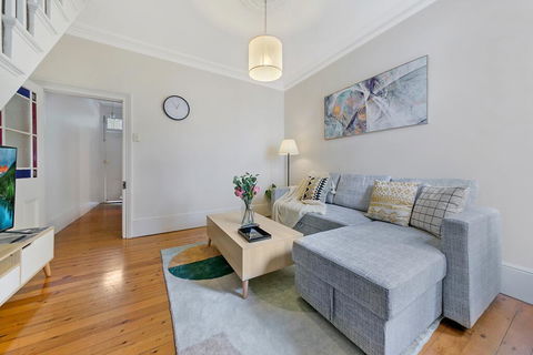 KOZYGURU SURRY HILLS COZY 3 BED TERRACE MINS WALK TO CBD NSH095 - Accommodation Batemans Bay 3