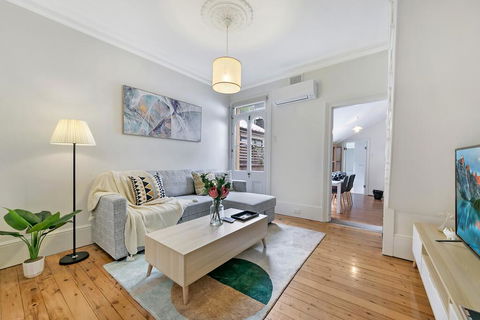 KOZYGURU SURRY HILLS COZY 3 BED TERRACE MINS WALK TO CBD NSH095 - Accommodation Batemans Bay 0
