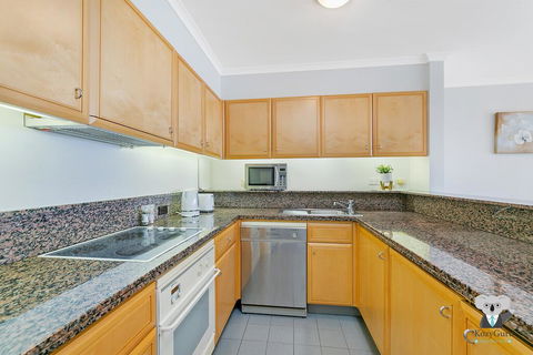 KOZYGURU THE ROCKS HARBOUR BRIDGE VIEW 1 BED APT SWIMMING POOL NTR098 - Accommodation Batemans Bay 3