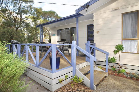 KYEEMA - FREE WIFI & NETFLIX - PET FRIENDLY (OUTSIDE ONLY) - Accommodation Batemans Bay 3