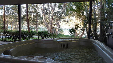 Lake Russell Lakeside Retreat - Accommodation Batemans Bay 0