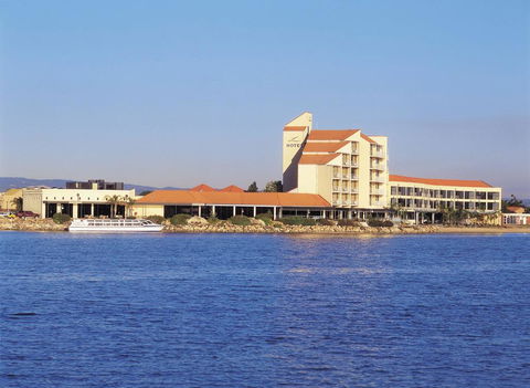Lakes Hotel - Accommodation Batemans Bay 0