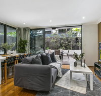 Large unit amid inner-city greenery close to CBD - Accommodation Batemans Bay