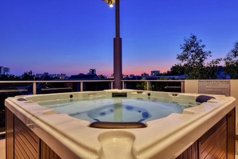 Luxury Darwin City Lights Jacuzzi Central Location Large House New Furnishings - Accommodation Batemans Bay 3