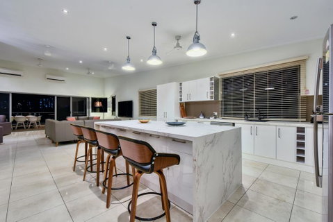 Luxury Darwin City Lights Jacuzzi Central Location Large House New Furnishings - Accommodation Batemans Bay 2