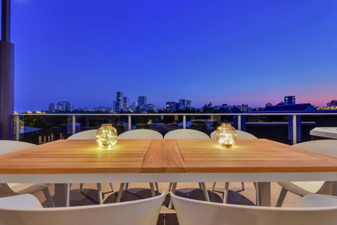 Luxury Darwin City Lights Jacuzzi Central Location Large House New Furnishings - Accommodation Batemans Bay 1