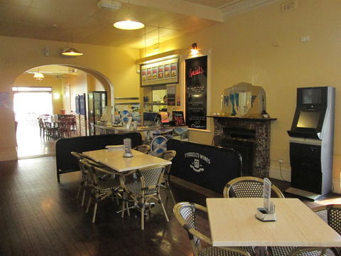 Maclean Hotel - Accommodation Batemans Bay 2