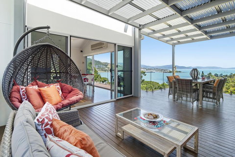 MANDALAY ESCAPE, SECLUSION & SERENITY WITH A POOL - Accommodation Batemans Bay 0