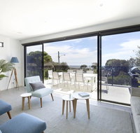 Mills Beach Retreat Luxury Family Retreat with hydrotherapy spa opposite beach walk to village - Accommodation Batemans Bay