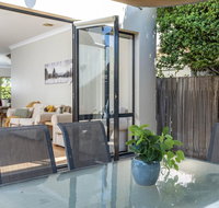 MOMENTS FROM BRADDON  ANU SPACIOUS and RELAXED - Accommodation Batemans Bay