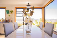 Moonah House-10 mins to CBD  MONA 4BR 2 BATH great view park 3 cars sleep 11 king bed en-suite