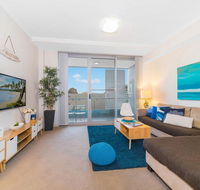 Near Airport  Train Station Stylish Two-Story Apartment - Accommodation Batemans Bay