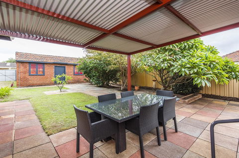 Big House Heated Pool 11 Beds Como / South Perth / Applecross - Accommodation Batemans Bay 26
