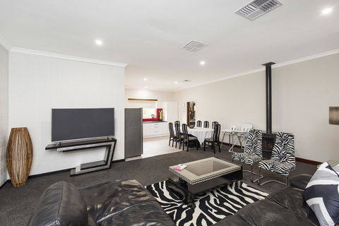 Big House Heated Pool 11 Beds Como / South Perth / Applecross - Accommodation Batemans Bay 2