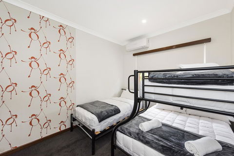 Big House Heated Pool 11 Beds Como / South Perth / Applecross - Accommodation Batemans Bay 24