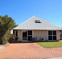 Osprey Holiday Village Unit 103/1 Bed - Perfect short stay apartment with King size bed - Accommodation Batemans Bay