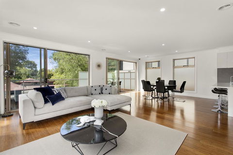 NEW Inner Melb Luxury Modern Grand Holiday House - Great Location, Wifi, Parking - Accommodation Batemans Bay 1